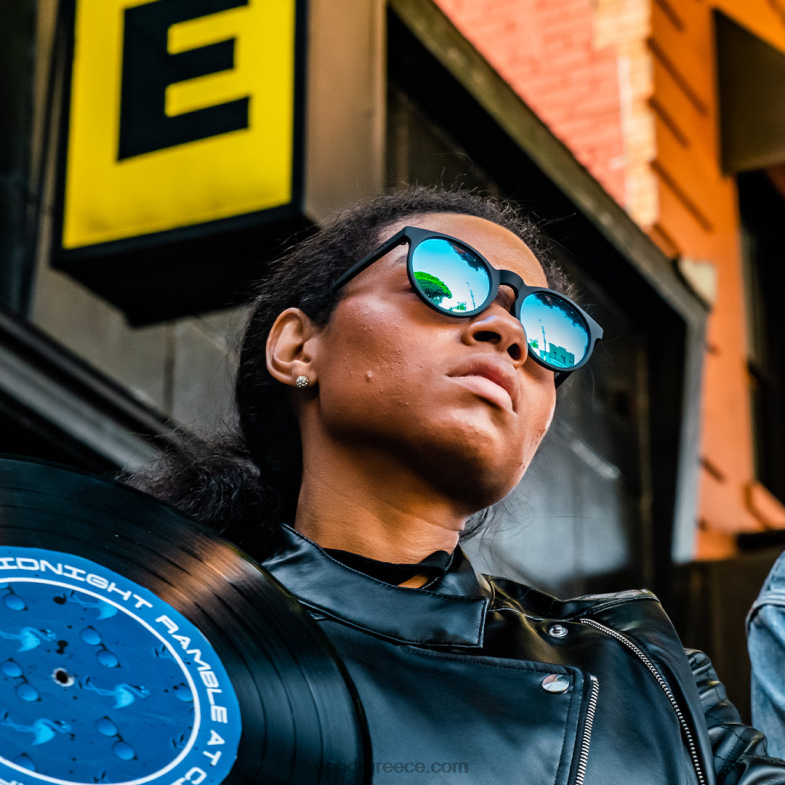 γρ Goodr μεταμεσονύκτια περιπλάνηση στο κυκλικό μπαρ 488L887