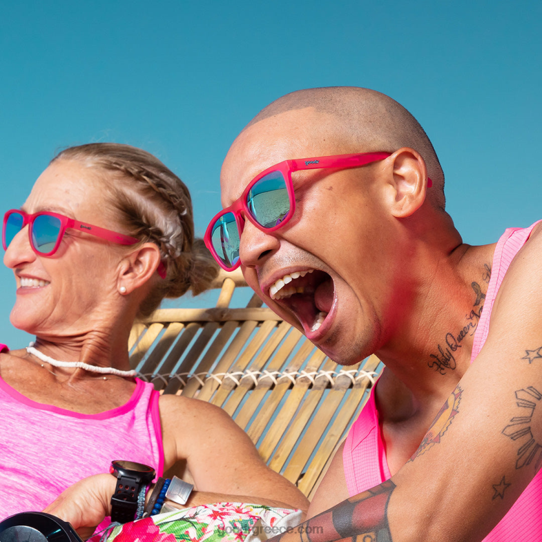 γρ Goodr φλαμίνγκο σε μια κρουαζιέρα με ποτό 488L88