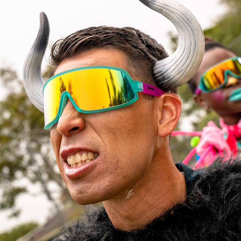 γρ Goodr σώσε έναν ταύρο, καβάλησε έναν κλόουν ροντέο 488L8133